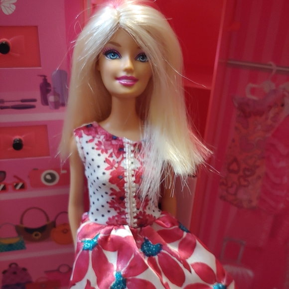 Barbie - Picture 1 of 4